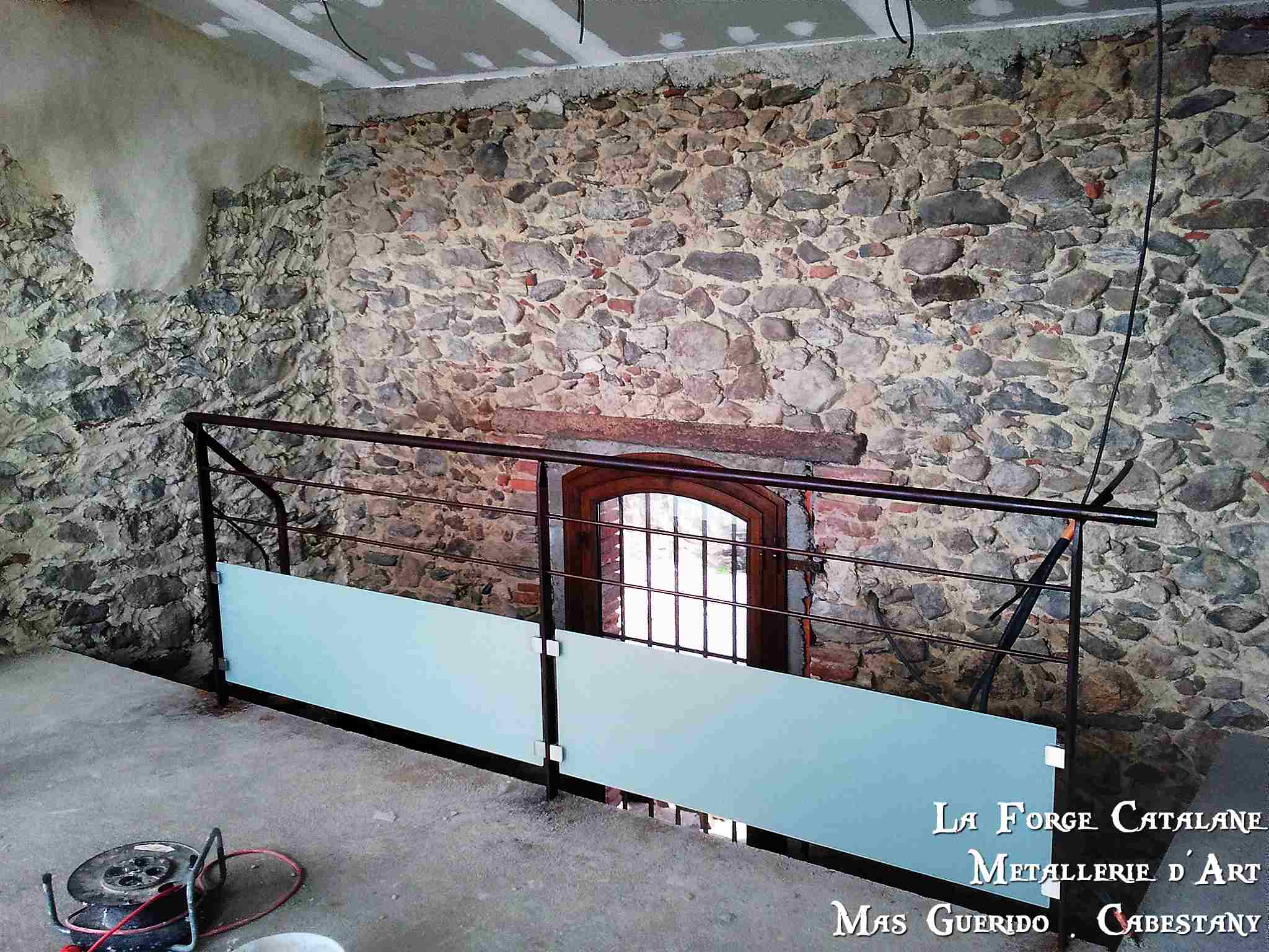 Garde corps soubassement vitre lisses main courante ronde forge catalane.jpg